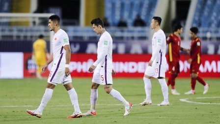 中国男足冲击2022世界杯 12强赛-河内惨案！国足1-3输越南，提前无缘世界杯
