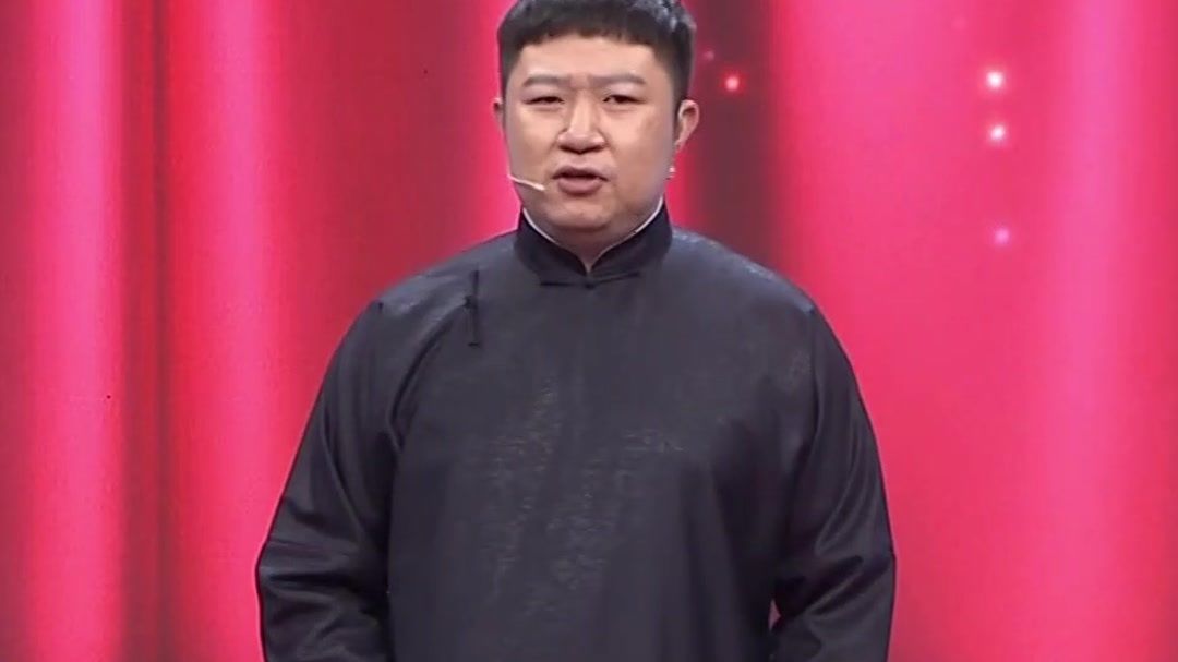 王春阳周培岩演绎相声《明白要趁早》 引得观众捧腹大笑