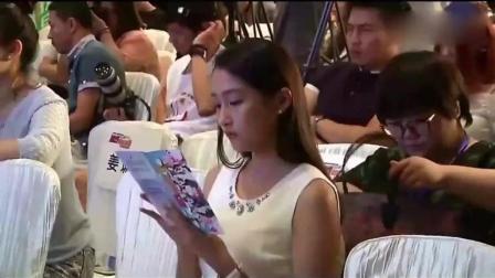嘻嘻娱乐 2017 11月 黄子韬与鹿晗女友关晓彤同框 低头微笑似害羞 171129