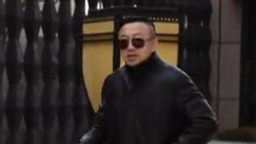 家有陌生人 何军被唬的团团转