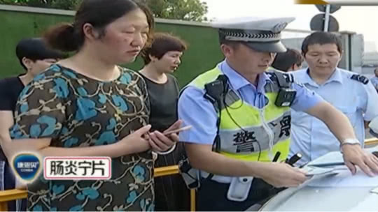 1818黄金眼 老奶奶被“野猪夹”夹住脚 消防敢去破拆