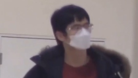 酷的追星日记 刘昊然陪妈妈逛超市，爱吃零食手放背后，如同领导视察