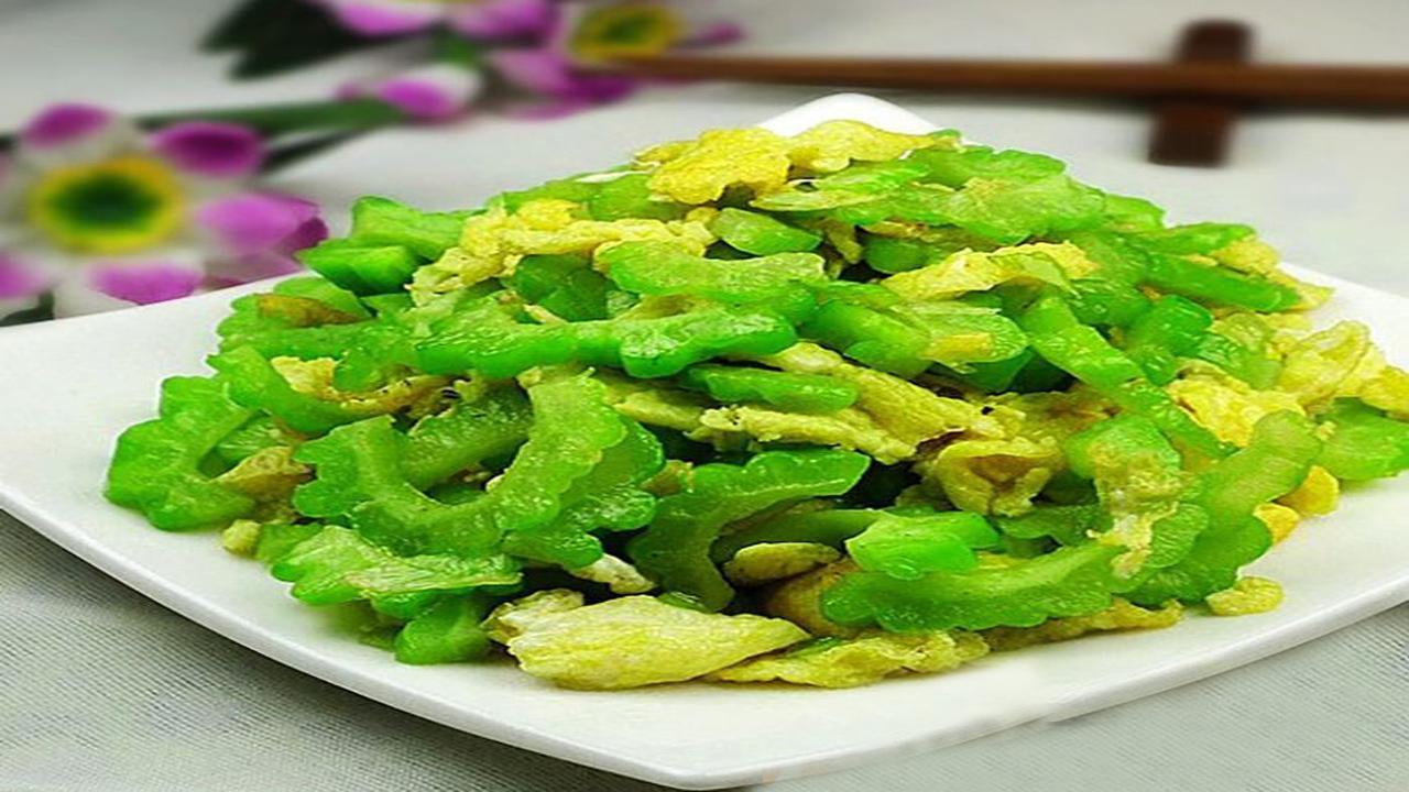 美&middot;食 苦瓜炒鸡蛋的家常做法，这么做苦瓜一点都不苦，降压又养颜