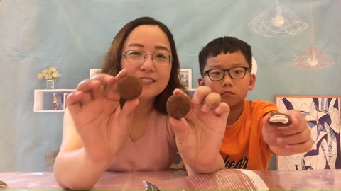 梁小轩和轩妈试吃各种美食 试吃“脏脏棉花糖”