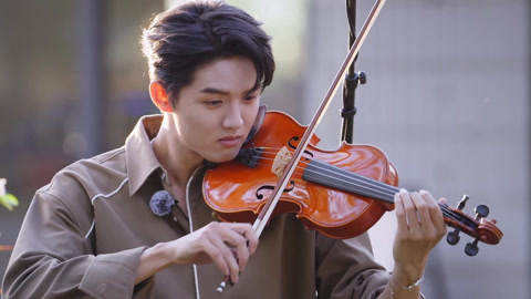 周峻纬献英文版《定风波》