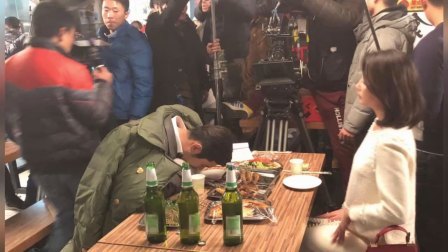 嘻嘻娱乐 2017 11月 黄晓明发烧39度5坚持拍戏 无精打采让人心疼 171129