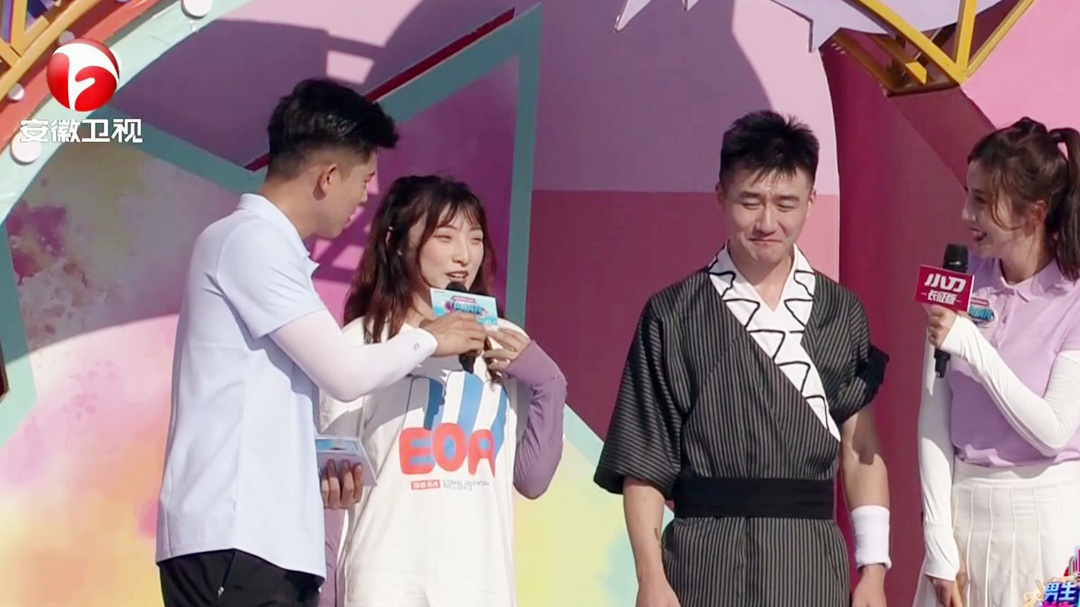 超甜女孩闯关踩空遗憾落水