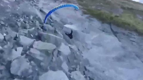 网罗天下 冒险者超低空穿越山坡