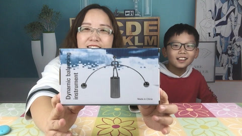 梁小轩和轩妈试吃各种美食 试玩“解压平衡小人”