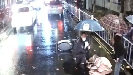 @所有人 女子骑车摔伤昏迷，公交司机冒雨跪地守护