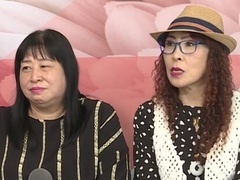 女嘉宾自信满满 展示10元时尚穿搭