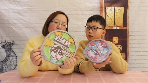 梁小轩和轩妈试吃各种美食 19.9买的“自嗨锅盲盒”