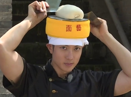 爸爸带娃记 吴尊花式秀厨艺成“面神”
