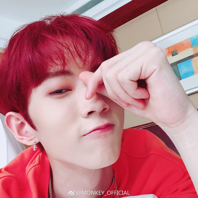 乐华七子黄新淳微博粉丝破百万晒红发自拍