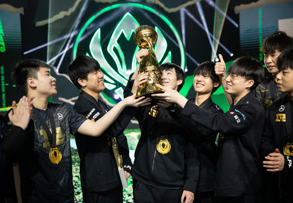 rng捧杯照返图再次恭喜rng获得msi冠军