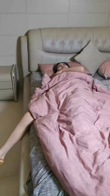 睡觉时,把脚挂在床边的感觉!