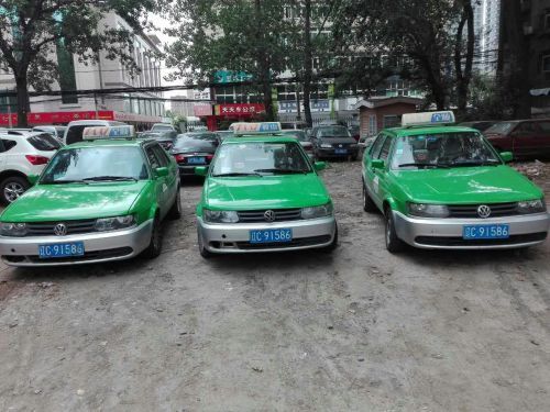 鞍山三台出租车竟然悬挂同一个车号牌 谁真谁假?