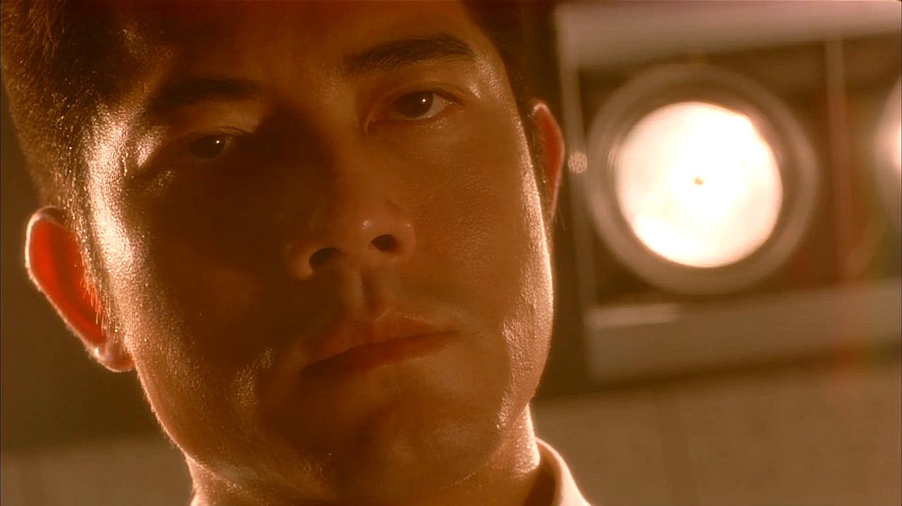 冲锋陷阵:郭富城在四十多度的审讯室里被女人所伤!