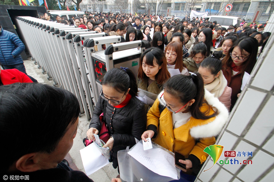 2017年1月2日,南京,考生按照次序进入考场.图片来源:米倪/视觉中国