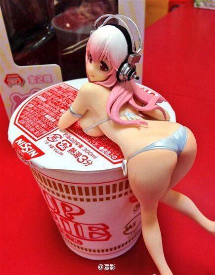 岛国网友把压完泡面的索尼子手办顺手放在了旁边的热水