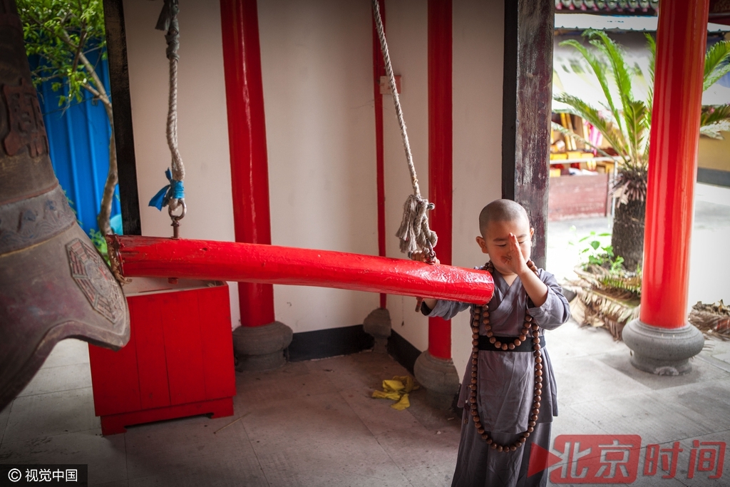 浙江嘉兴网红"小和尚" 镜头前耍宝卖萌