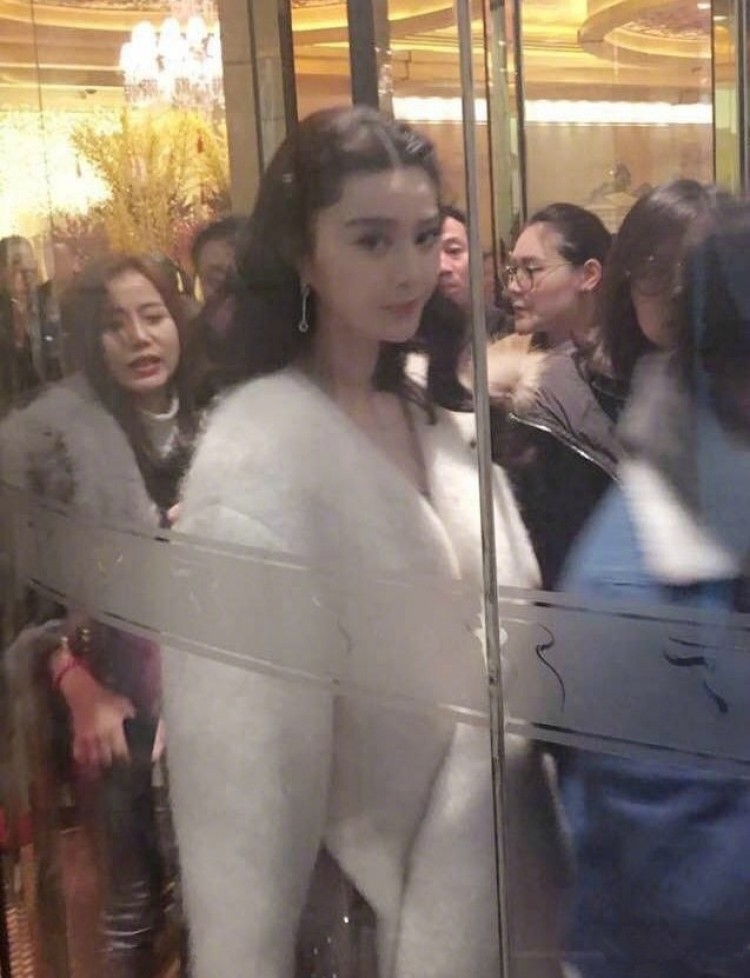 路人抓拍女明星 网友:照片糊了还是很美