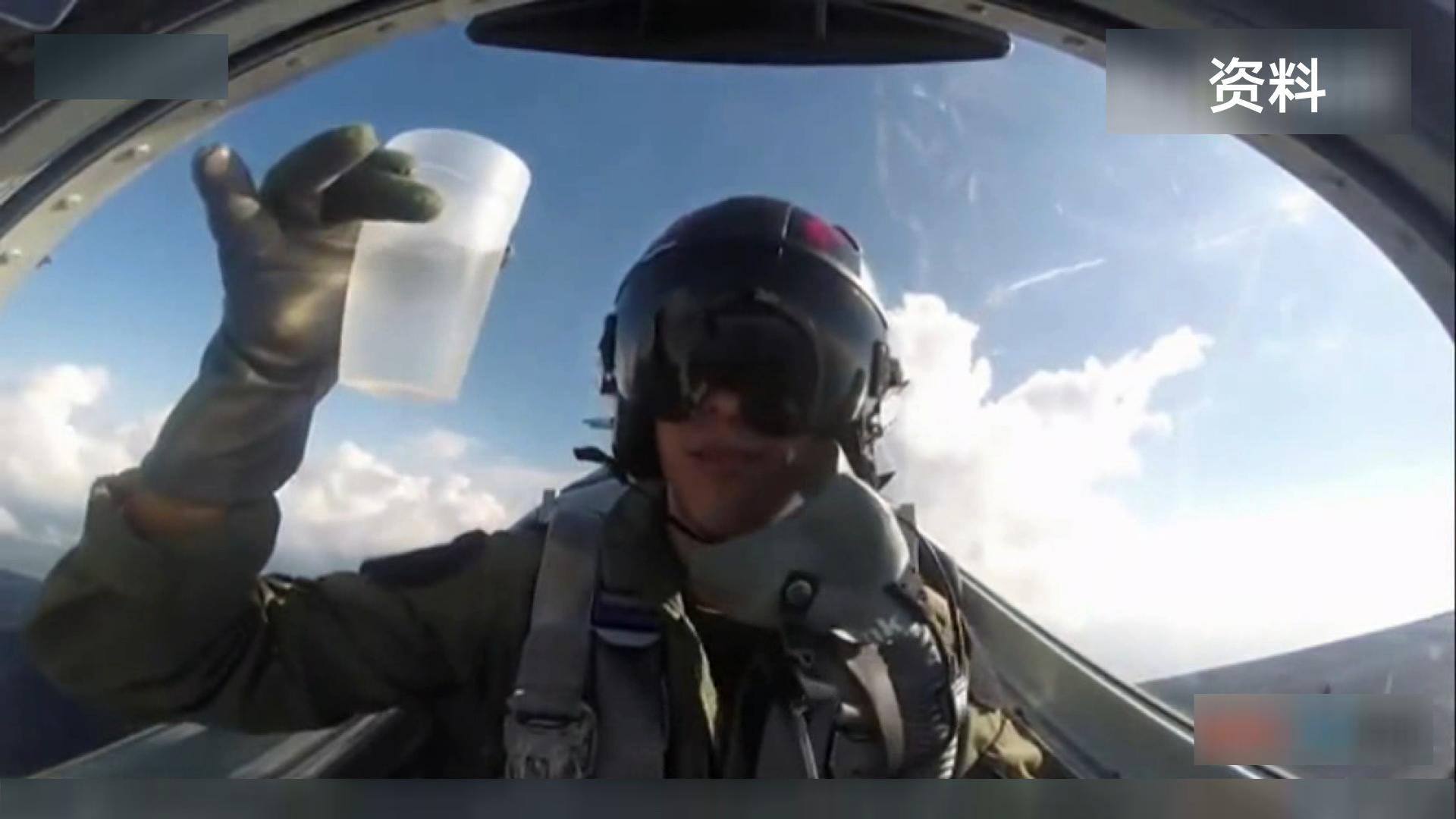f16飞行员战机翻转时喝水一滴未洒