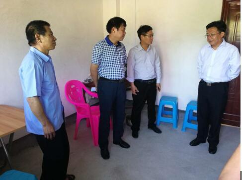 郭知明局长在寻乌吉潭镇滋溪村调研精准扶贫工作