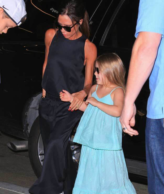 贝嫂难得遛娃 小七戴黑超学老妈扮大牌