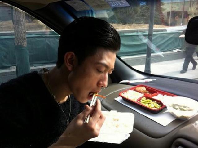 张一山片场照曝光,对着垃圾堆吃盒饭,网友:怎么这么心酸