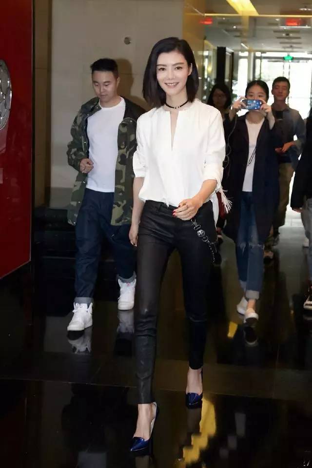 灰色印花上衣 牛仔裤 帆布包帆布鞋 鸭舌帽!