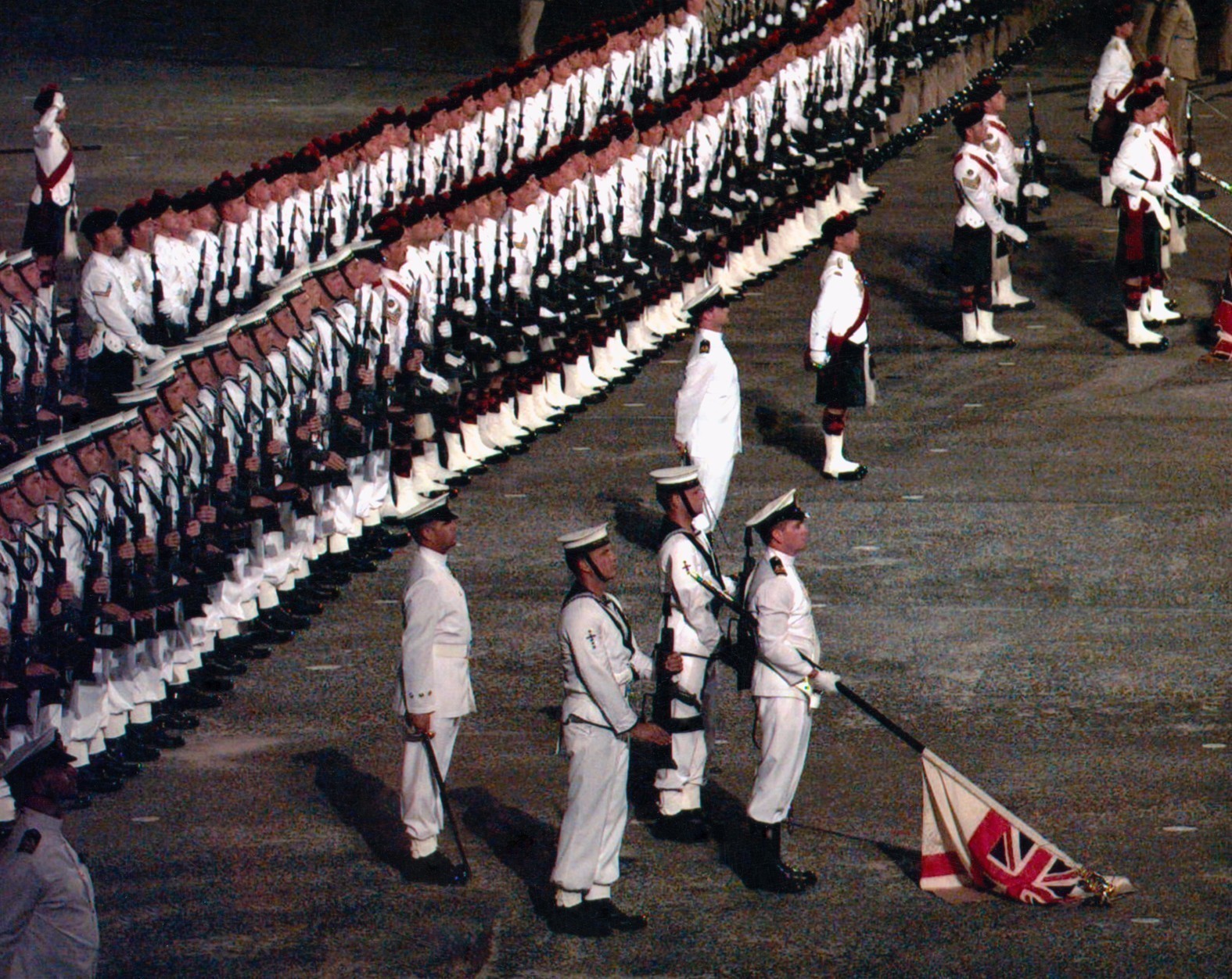 1997年6月30日日落时分,驻港英军司令部3名士兵永远地降下了米字旗