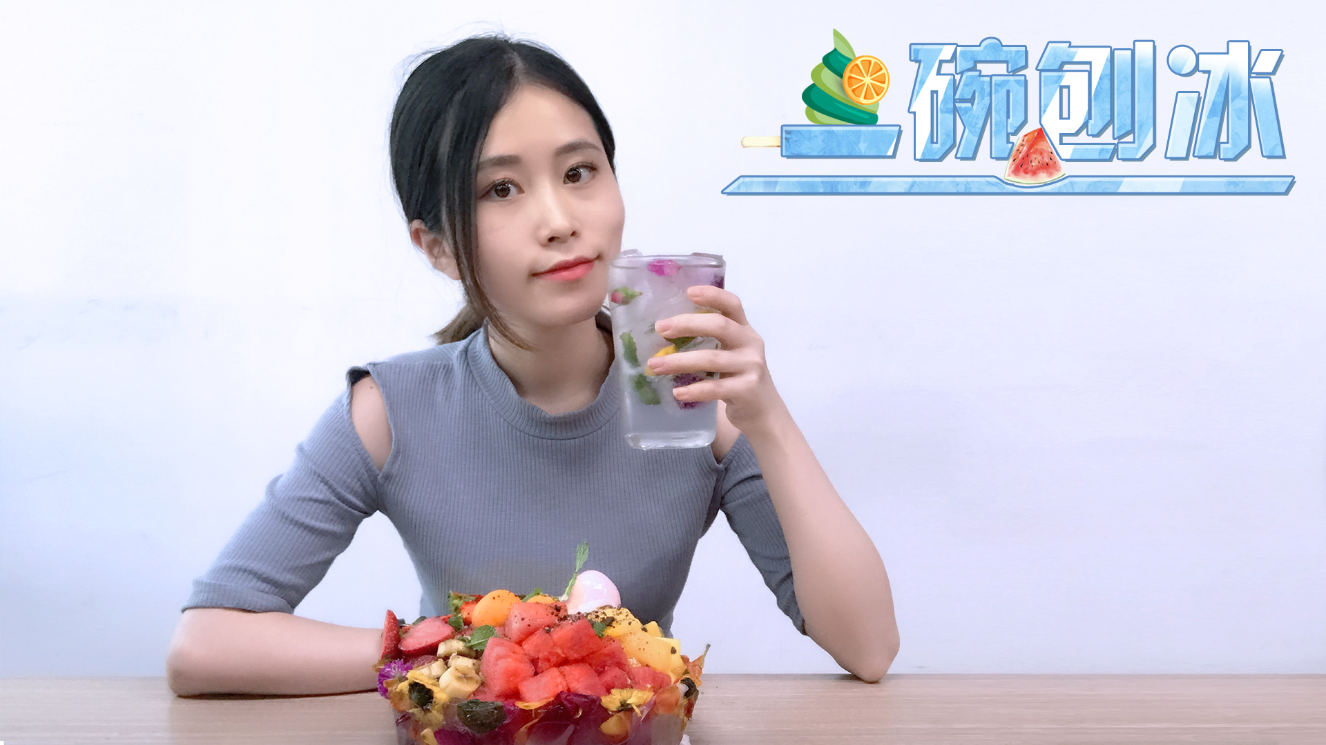 办公室小野电脑桌上做宴席,传统菜三蒸九扣,年味十足