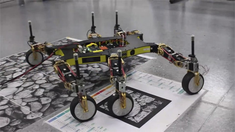 "六只脚"的机器人像个蜘蛛在爬行