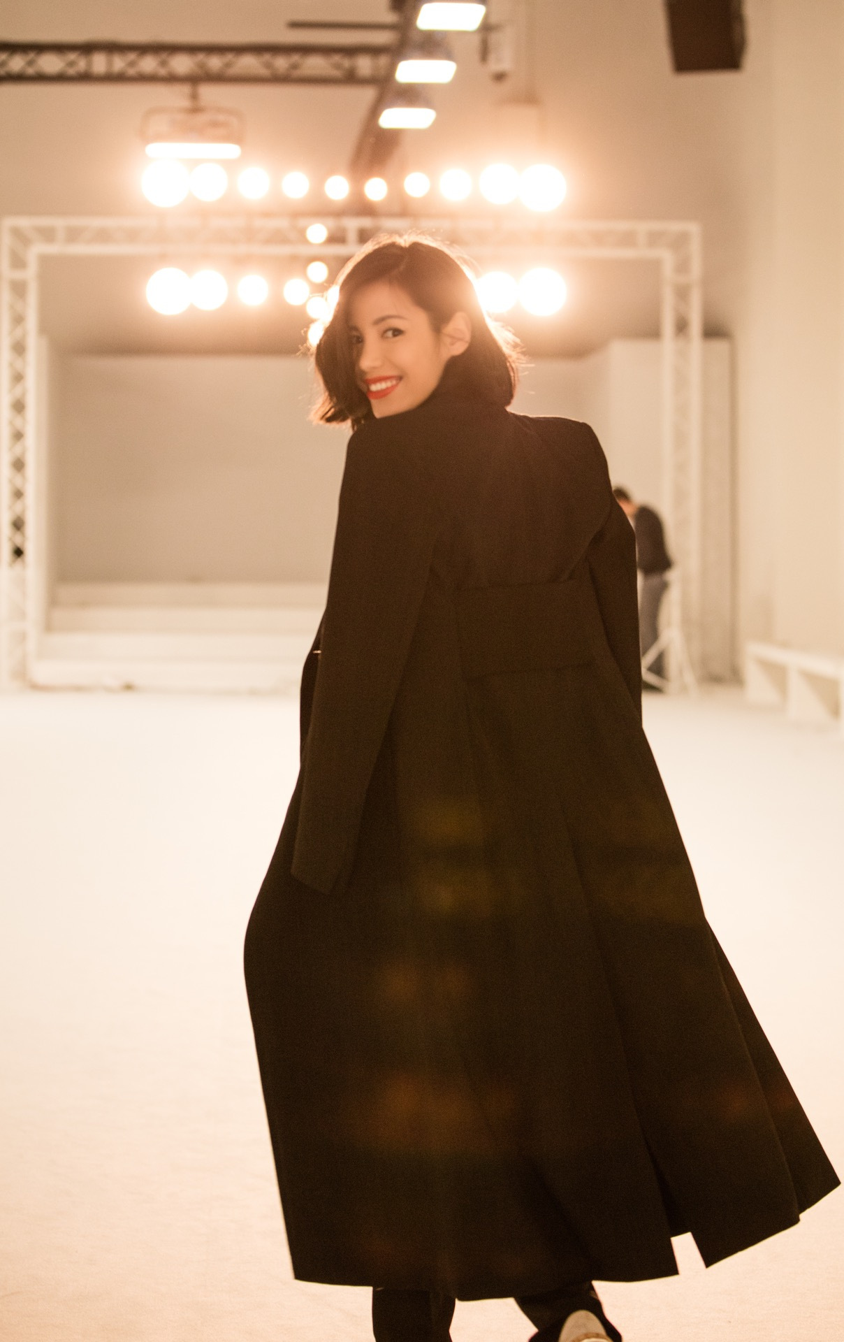 美艳与总攻气质并存!时尚主播linda米兰演绎错落时尚