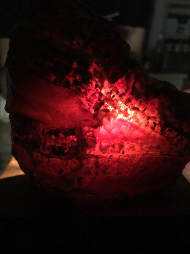 石头用强光手电筒照射之后,透出的是红光,这是个什么石头?