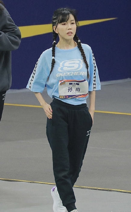 被李靓蕾正面刚后by2宣布行程变更 遭网友嘲讽又秒删动态 - 360娱乐