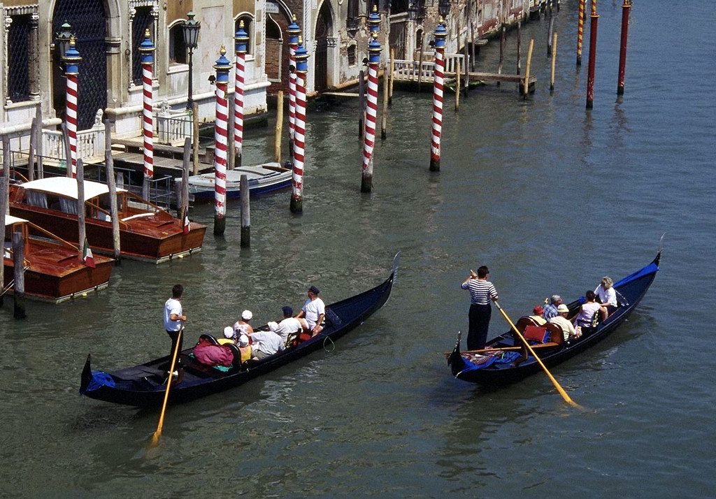 又名《威尼斯的小艇.