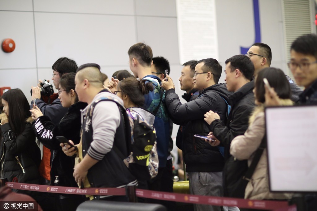 粉丝和路人围观拍照