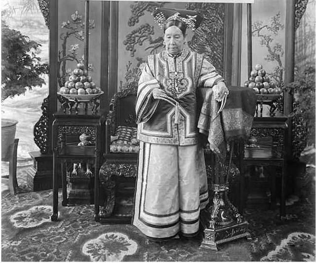 小编认为是所有中国古代统治者中非常幸运的,慈禧所喜欢相机给后人们