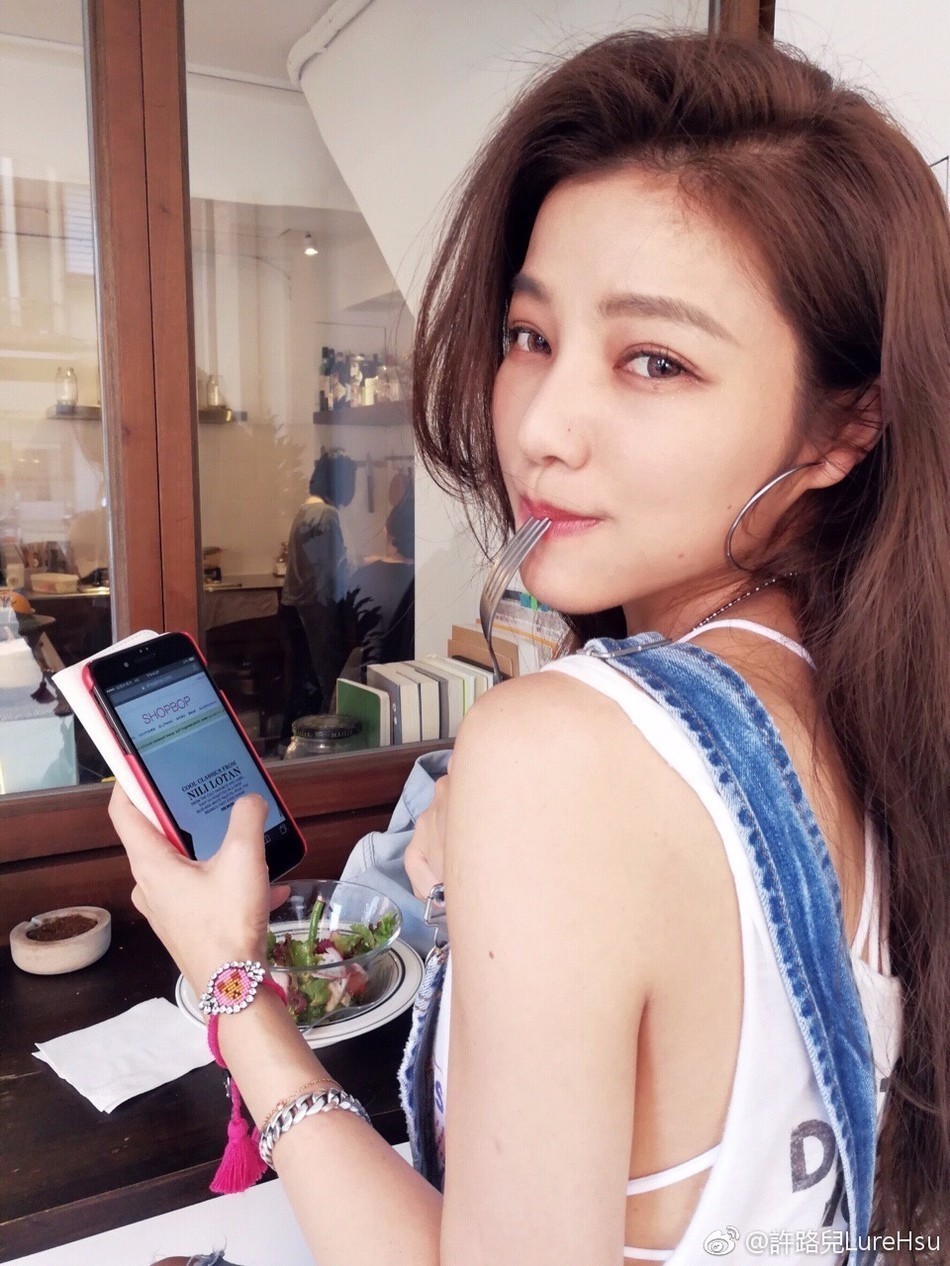 难以置信!台湾网红41岁仍似学生妹 大胆秀身材