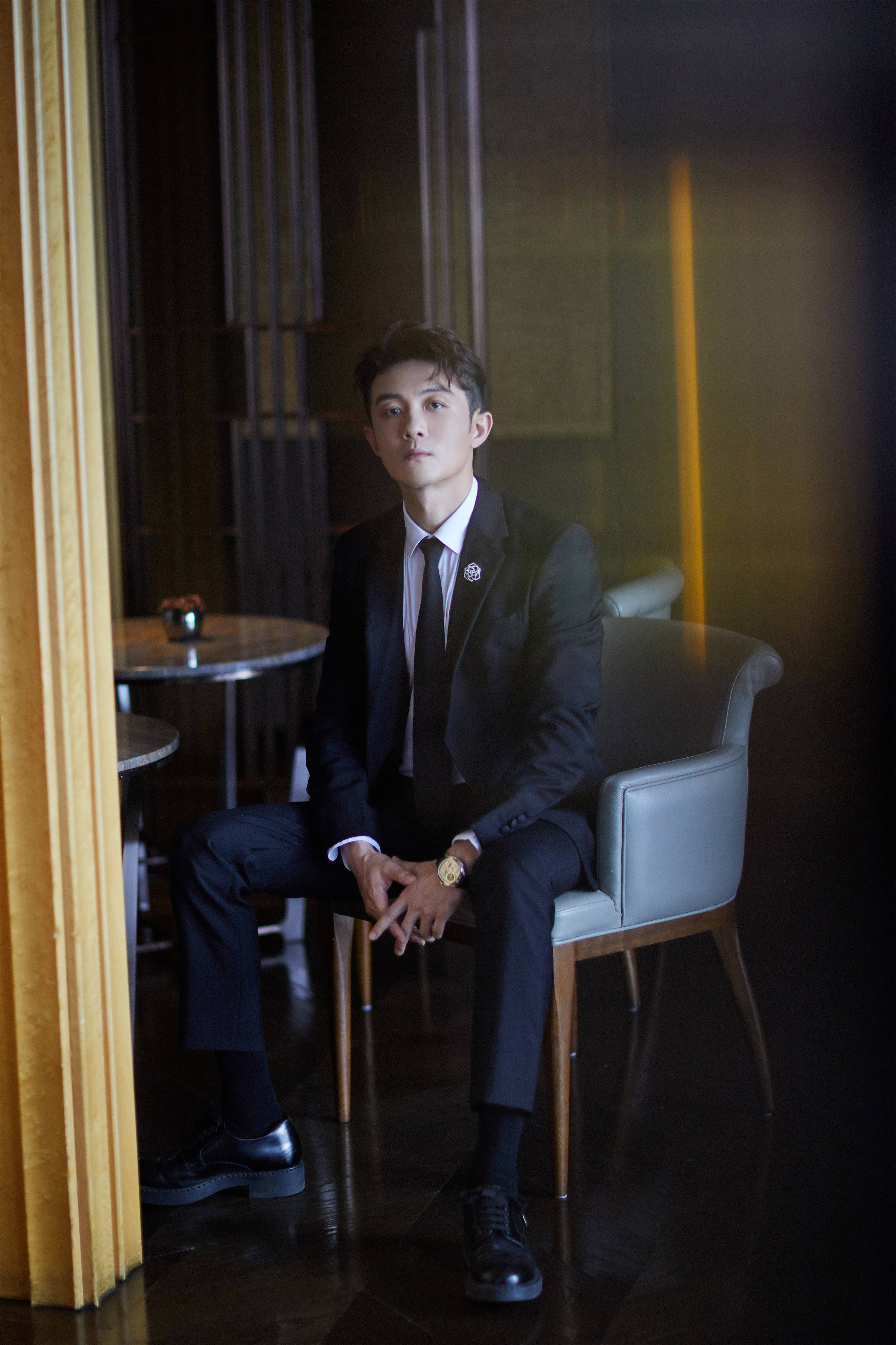 李泽锋出席白玉兰颁奖礼一身黑西装尽显低调气质