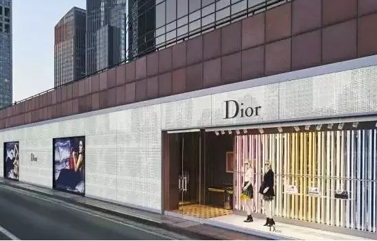 图为dior位于北京的中国最大女装旗舰店