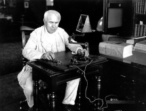 爱迪生发明的留声机 爱迪生是美国著名的科学家和发明家,因为他