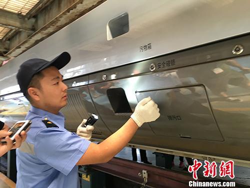 "复兴号"高铁初体验:充电插座多 票价无变化