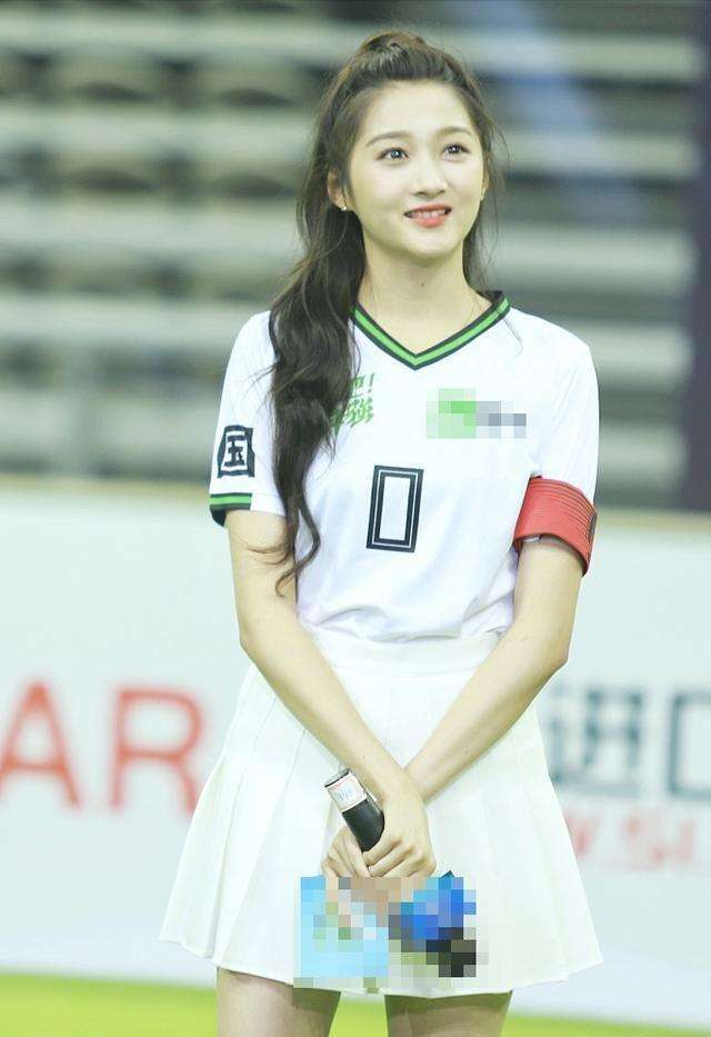 关晓彤踢足球的姿势满分! 这甜美造型尽显青春一双大长腿惹人羡慕