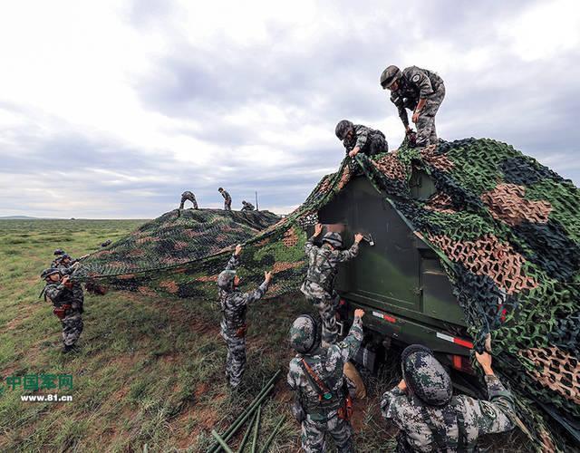 资料图:中国解放军陆军士兵给装备铺设迷彩