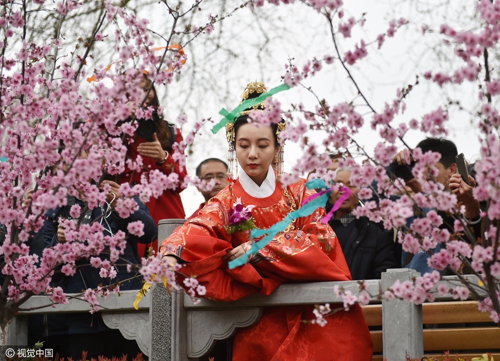 美女花朝节着汉服扮四季花神奏琴起舞