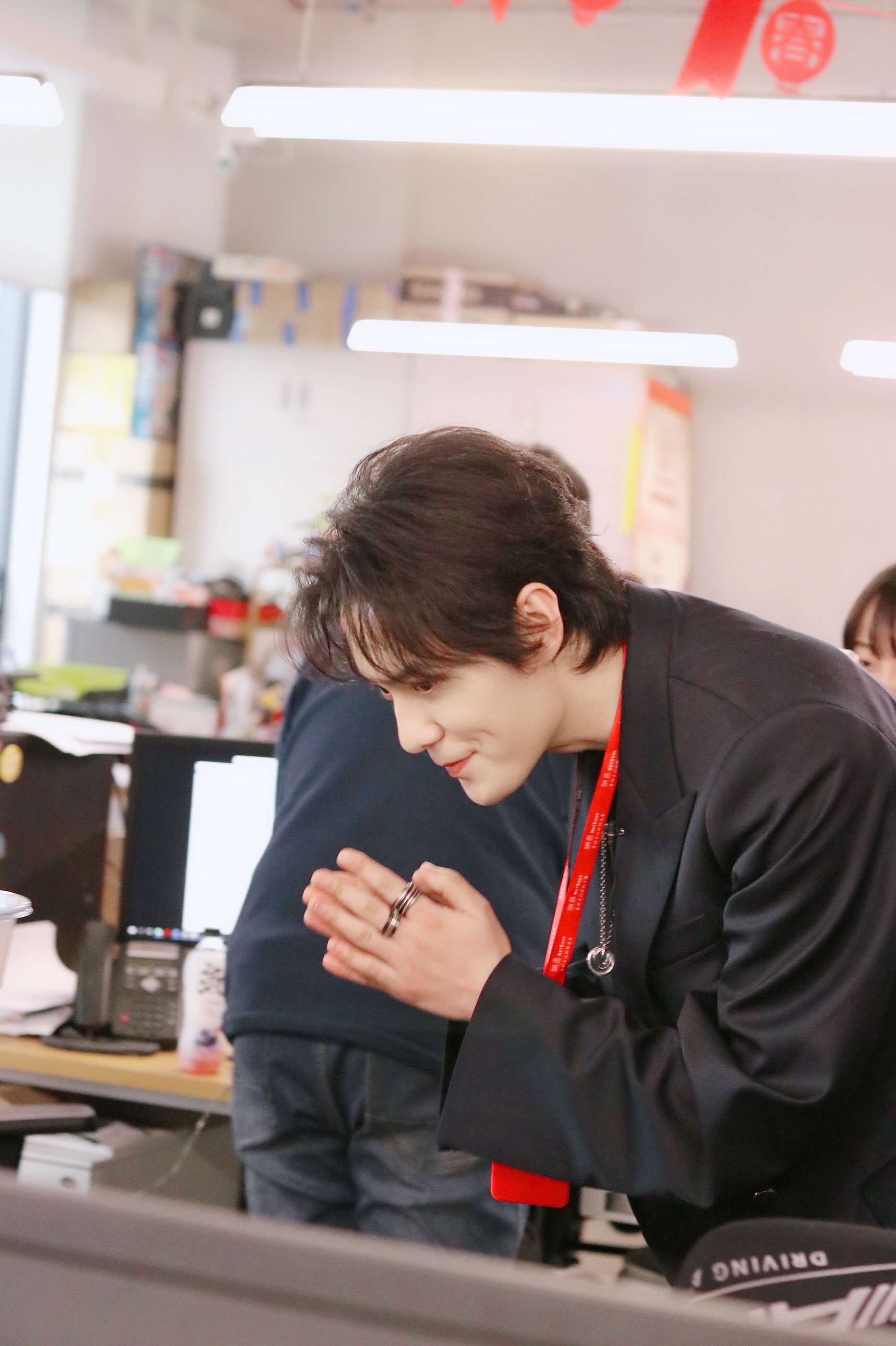 张超明天会好的路演喂饭女粉丝自弹自唱新歌人气爆棚