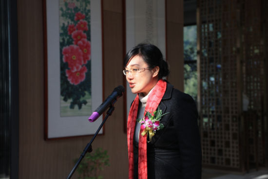 曹爱珍及大余章源生态旅游公司总裁唐向阳与画家赵军一起为"赵军牡丹